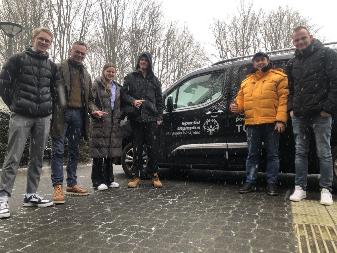 Im Schneetreiben am Workshopende mit Pia Horenkamp, Sebastian Bergmann und Maximilian Kehry von der Special Olympics NRW Geschäftsstelle sowie Christoph Schmitz und Simon Lepping vom Special Olympics NRW-Athletenrat 